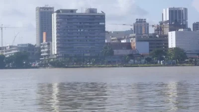Quartier du Plateau, centre d'affaires d'Abidjan, face à la peur de la hausse du prix du carburant.
