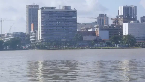 Quartier du Plateau, centre d'affaires d'Abidjan, face à la peur de la hausse du prix du carburant.