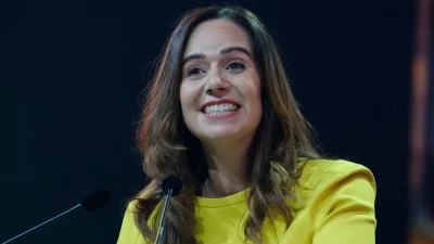 Sarah Knafo présente Cindy, sa sœur au "look d'enfer" et à la "plastique enjôleuse" dans son ombre pour les Municipales