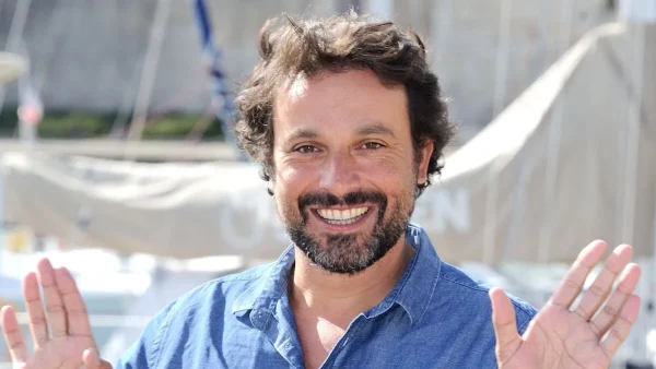 "Notre cobaye..." Bruno Salmone en "salle de test", plus de 30 ans après, une vidéo surprenante refait surface