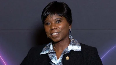 taille galbée, jupe fendue et coupe garçonne, son nouveau look va vous scotcher