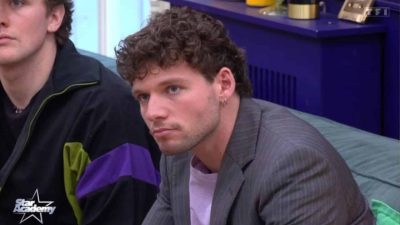 Tournée de la Star Academy : Théo qui se dévoile torse nu sur scène, victime de grossophobie