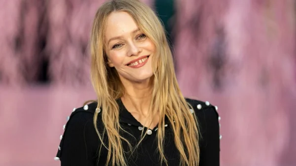 Vanessa Paradis a fui la cohue parisienne pour vivre en ermite dans ce "hameau" à deux pas de Saint-Tropez
