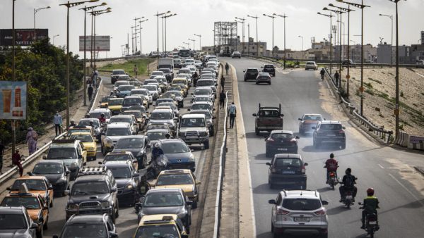 Sénégal Des automobilistes se frayent un chemin dans la circulation matinale à Dakar le 6 septembre 2023.