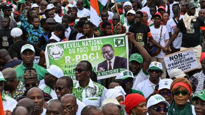 •	Des partisans du Parti démocratique de Côte d'Ivoire (PDCI) lors d’une marche à Abidjan, le 14 juin 2025 pour exiger la réintégration sur la liste électorale de leur candidat Tidjane Thiam, exclu de la prochaine élection présidentielle.
