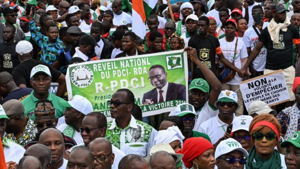 •	Des partisans du Parti démocratique de Côte d'Ivoire (PDCI) lors d’une marche à Abidjan, le 14 juin 2025 pour exiger la réintégration sur la liste électorale de leur candidat Tidjane Thiam, exclu de la prochaine élection présidentielle.