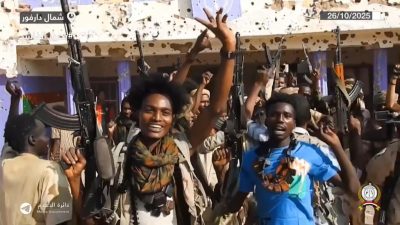Cette capture d'écran, extraite d'une vidéo diffusée sur le compte Telegram des Forces de soutien rapide (FSR) soudanaises le 26 octobre 2025, montre des combattants des FSR brandissant des armes et célébrant leur victoire . dans les rues d'El-Fasher, au Darfour soudanais. (Image d'illustration)