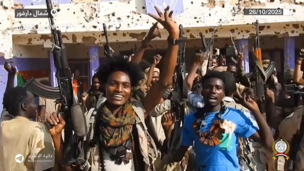 Cette capture d'écran, extraite d'une vidéo diffusée sur le compte Telegram des Forces de soutien rapide (FSR) soudanaises le 26 octobre 2025, montre des combattants des FSR brandissant des armes et célébrant leur victoire . dans les rues d'El-Fasher, au Darfour soudanais. (Image d'illustration)