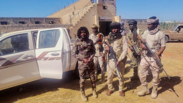 Photo diffusée par les Forces de soutien rapide (FSR) le 30 octobre 2025 montrant des FSR arrêtant un combattant connu sous le nom d'Abou Lou Lou (à gauche) à El-Fasher, dans la région du Darfour, à l'ouest du Soudan. Un Abou Lou Lou qui est réapparu libre, quelques jours plus tard.