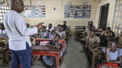 En Côte d'Ivoire, une campagne pour recruter et former des enseignants de matières scientifiques