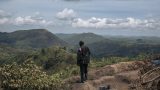 Un soldat des FARDC (Forces armées de la RDC) se tenant sur une position militaire, dans la province du Nord-Kivu, à l'est de la République démocratique du Congo, le 14 mai 2024.