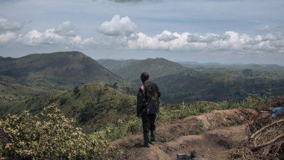 Un soldat des FARDC (Forces armées de la RDC) se tenant sur une position militaire, dans la province du Nord-Kivu, à l'est de la République démocratique du Congo, le 14 mai 2024.