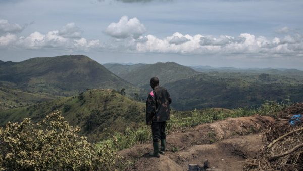 Un soldat des FARDC (Forces armées de la RDC) se tenant sur une position militaire, dans la province du Nord-Kivu, à l'est de la République démocratique du Congo, le 14 mai 2024.