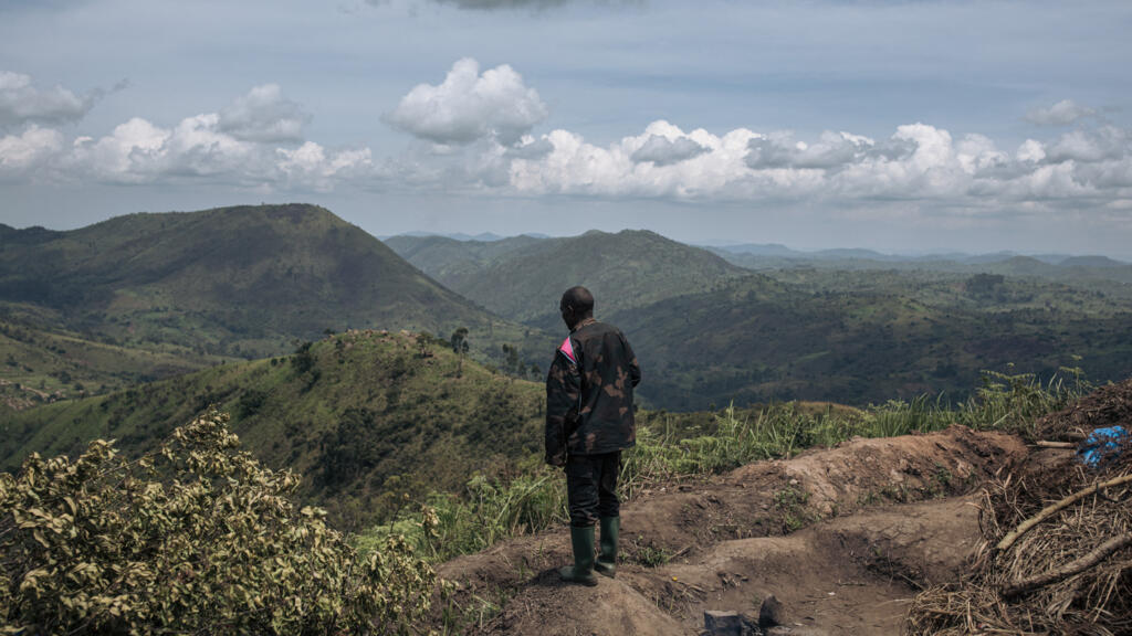 Un soldat des FARDC (Forces armées de la RDC) se tenant sur une position militaire, dans la province du Nord-Kivu, à l'est de la République démocratique du Congo, le 14 mai 2024.
