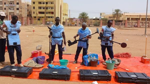 L'équipe d'Hisham Alboshari chargée de déminer Khartoum.