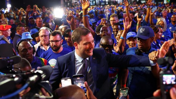 Le maire du Cap, Geordin Hill-Lewis, est applaudi par les délégués après avoir été désigné nouveau chef de l'Alliance démocratique (DA) d'Afrique du Sud lors d'une réunion visant à élire le chef fédéral du parti, à Midrand, près de Johannesburg, en Afrique du Sud, le 12 avril 2026.