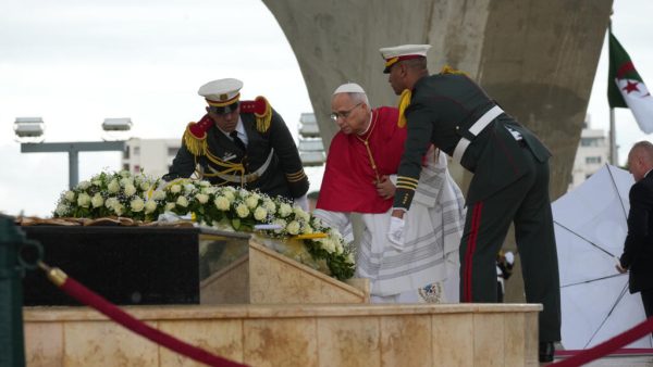 Le pape Léon XIV se recueille au Maqam Echahid, monument aux martyrs d'Alger, le lundi 13 avril 2026, premier jour d'un voyage apostolique de onze jours en Afrique.