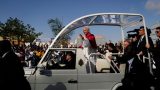 Le pape Léon XIV salue la foule après son arrivée à Luanda, en Angola, le samedi 18 avril 2026, sixième jour de sa visite pastorale de onze jours en Afrique.