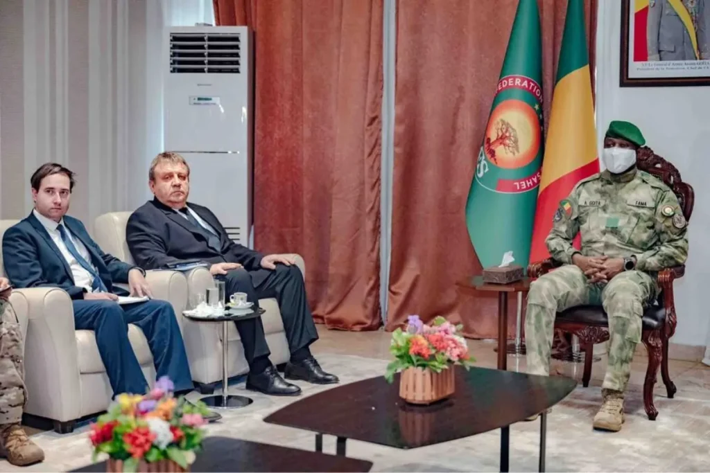 Assimi Goita et l'ambassadeur russe