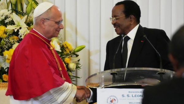 Cameroun: arrivé à Yaoundé, le pape Léon XIV appelle à «briser les chaînes de la corruption»