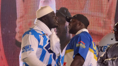Sa Thiès (à gauche) et Modou Lô lors de leur ultime face à face à une semaine du combat.