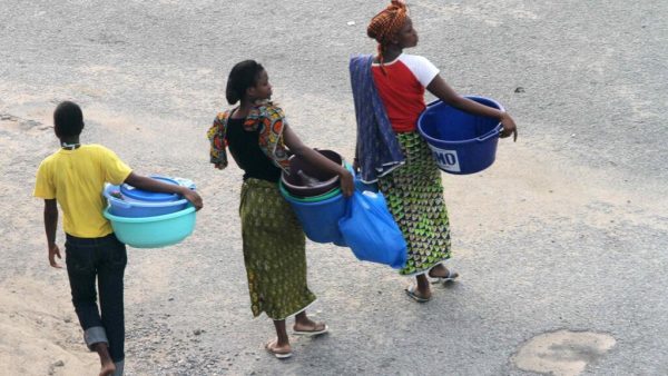 «Chaque jour, nous puisons, ça fatigue»: la pénurie d’eau au nord d'Abidjan éreinte les habitants