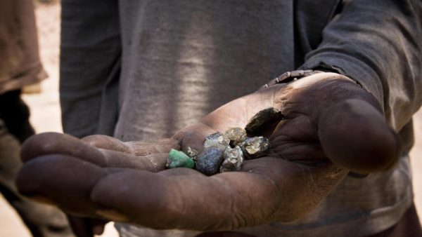 La Tanzanie révoque des dizaines de licences minières reprochant aux entreprises d'être hors délai