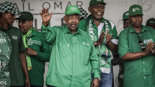 Le président  de Djibouti et candidat à sa réélection, Ismail Omar Guelleh (au centre), salue ses partisans lors de son dernier meeting, le 8 avril 2026.