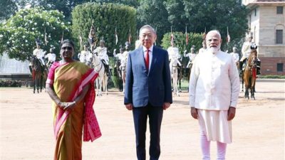 La présidente de l’Inde, Droupadi Murmu, et le Premier ministre Narendra Modi (droite) président conjointement la cérémonie d'accueil du secrétaire général du Parti communiste du Vietnam et président de la République, Tô Lâm.