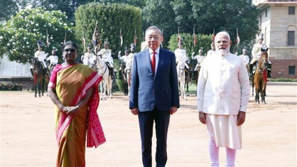 La présidente de l’Inde, Droupadi Murmu, et le Premier ministre Narendra Modi (droite) président conjointement la cérémonie d'accueil du secrétaire général du Parti communiste du Vietnam et président de la République, Tô Lâm.