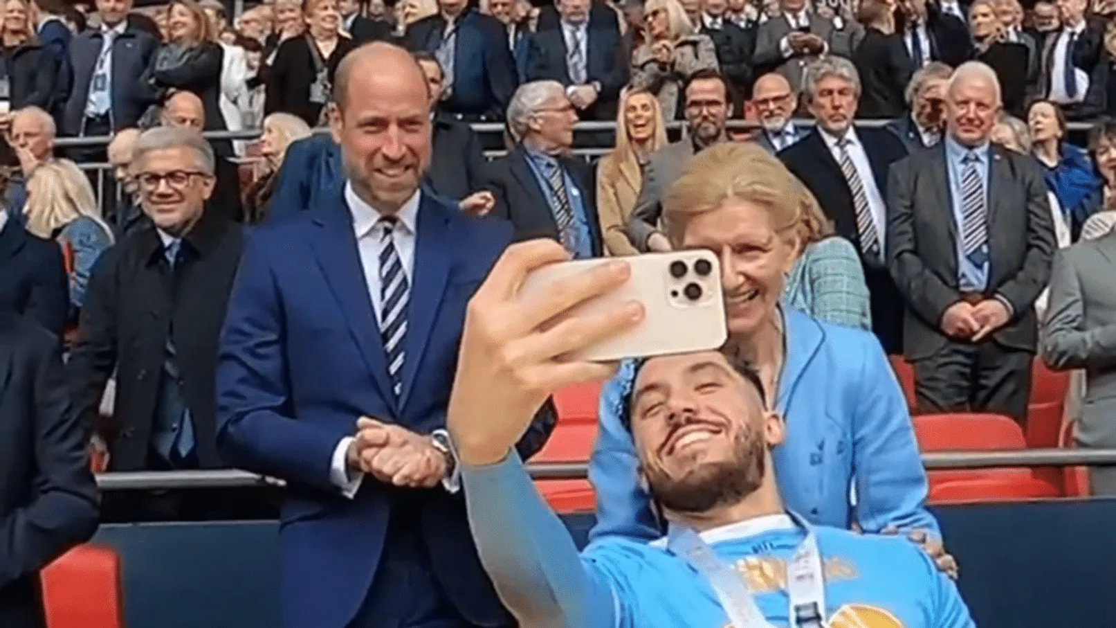 L’international français Rayan Cherki s’offre un selfie avec le Prince William devenu viral