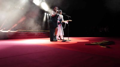 "Quel massacre", "le karaoké des Flots Bleus" : Cannes 2026, Theodora incendiée par les internautes après sa reprise des Beatles