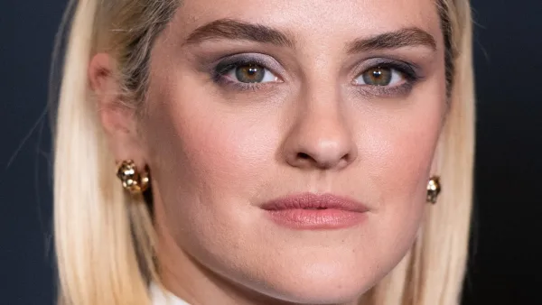 Noémie Merlant : comment elle a aménagé sa maison de famille, au Pouliguen, pour vivre avec son papa