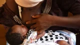 Une mère allaitant son enfant