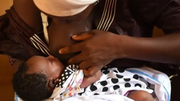Une mère allaitant son enfant