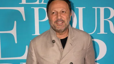 L’animateur télé Arthur annonce que son père est décédé en pleine interview et évoque pour la première fois la terrible maladie de sa maman