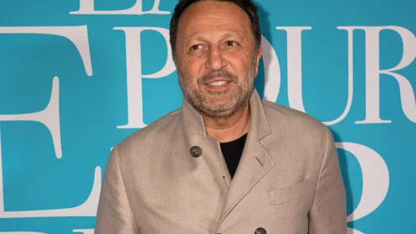 L’animateur télé Arthur annonce que son père est décédé en pleine interview et évoque pour la première fois la terrible maladie de sa maman