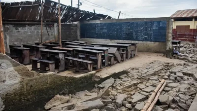 Un pan du bâtiment principal de l'École primaire publique Yénawa-Daho s'est effondré dans la matinée du vendredi 8 mai 2026, sous l'effet de fortes pluies et de rafales de vent, blessant sept élèves et un enseignant.