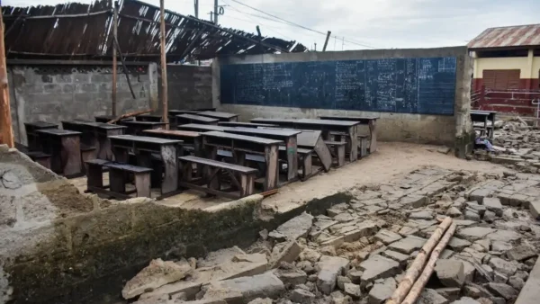 Un pan du bâtiment principal de l'École primaire publique Yénawa-Daho s'est effondré dans la matinée du vendredi 8 mai 2026, sous l'effet de fortes pluies et de rafales de vent, blessant sept élèves et un enseignant.