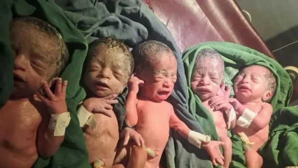 Naif, Ammar, Munzir, Nazira et Ansar, les « cinq bébés miracles ».
