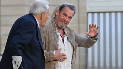 Florent Pagny en plein forme et tout sourire en compagnie de sa femme Azucena : le couple réuni à l’Elysée pour une Légion d’honneur