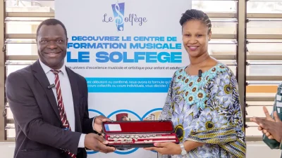 Le Consul du Bénin à Liège, le Dr Benoît Akando appuie Le Solfège Bénin avec un don d’instruments