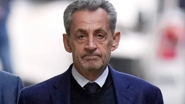 Nicolas Sarkozy quittant son domicile le 21 octobre 2025 à Paris, pour se rendre en prison afin de purger une peine pour association de malfaiteurs • THIBAULT CAMUS / AP / SIPA