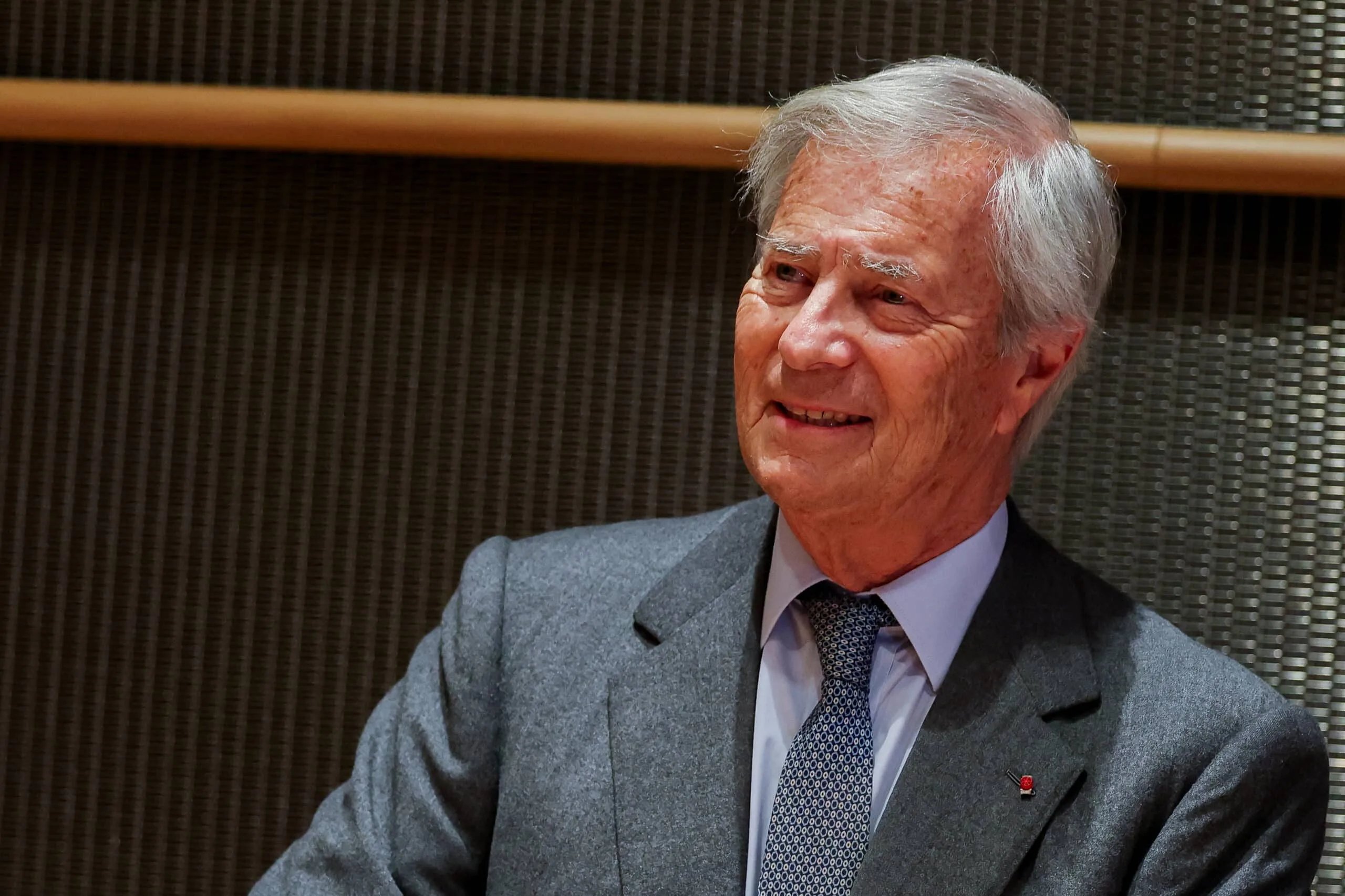 Tribune anti-Bolloré : son fils Cyril contraint de sortir du silence
