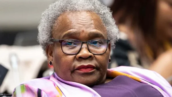 la ministre Sisisi Tolashe