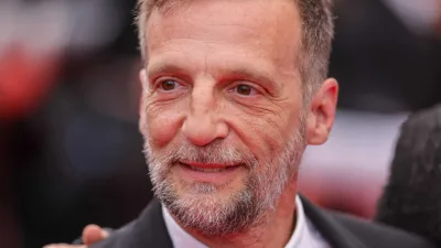 Mathieu Kassovitz, son quotidien loin de la cité : sa maison avec jardin, ring de boxe, 2 bâtisses, et vue sur le bois de Vincennes