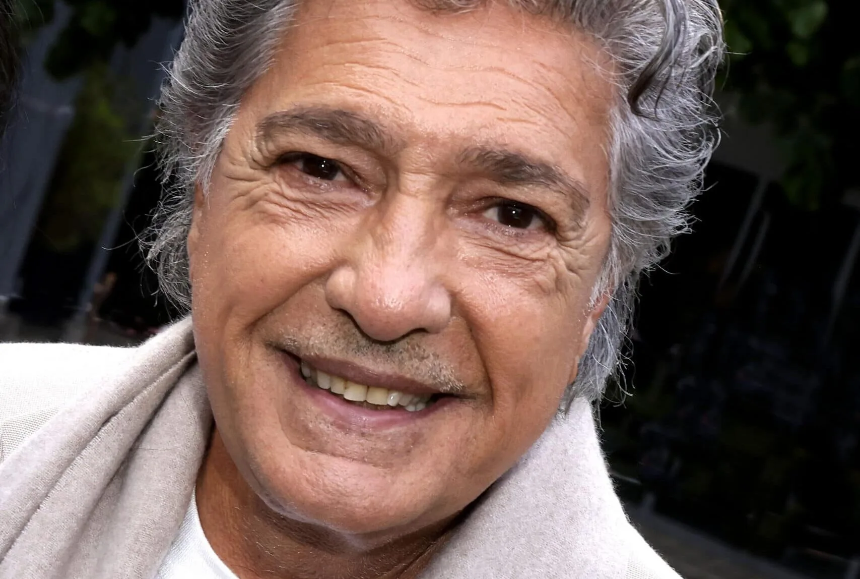 Frédéric François : 1000 euros de retraite à deux, avec sa femme, heureusement qu’il chante encore