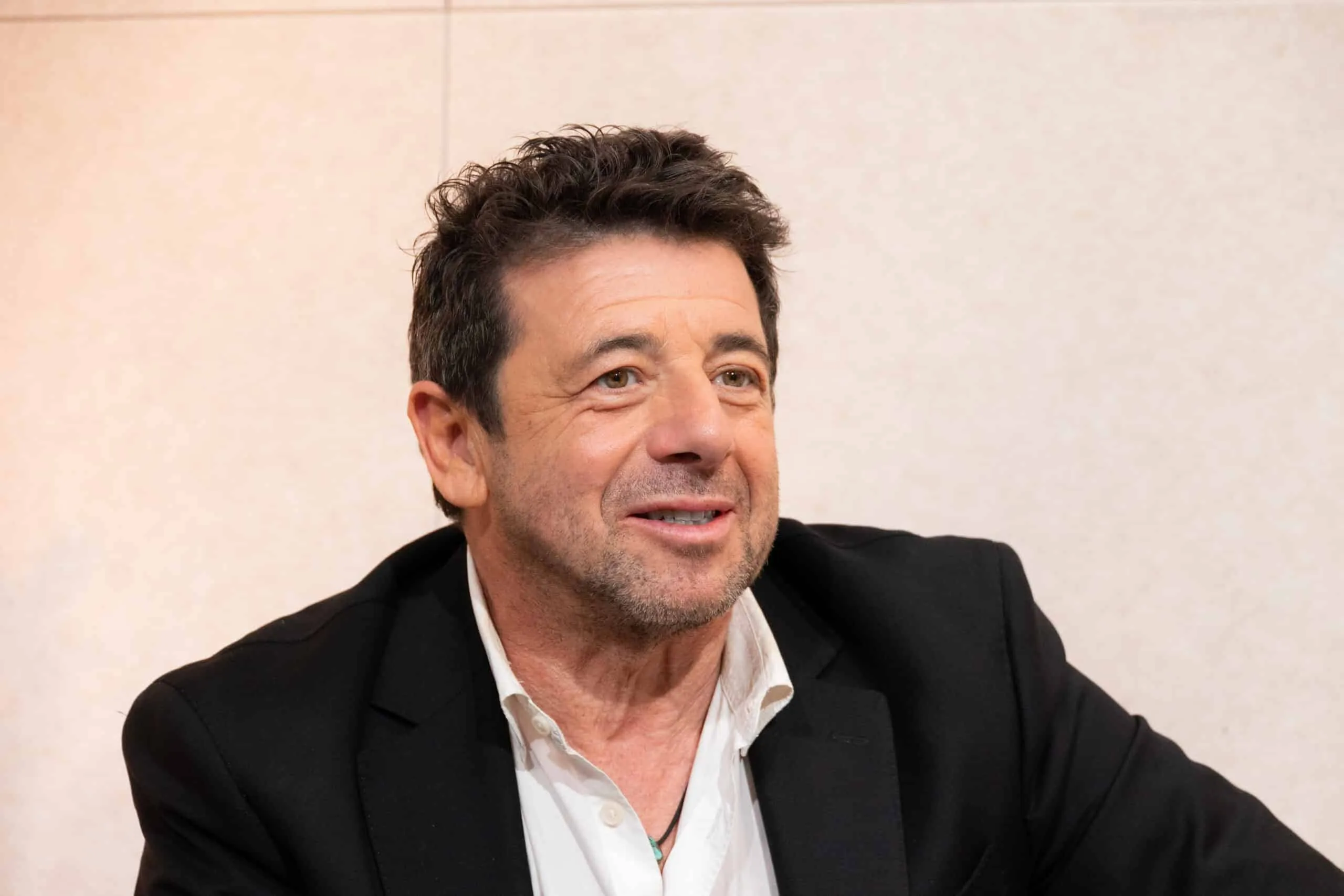 Patrick Bruel pourrait passer la nuit en prison : sa compagne, son ex, ses fils, cet entourage qui le soutient coûte que coûte