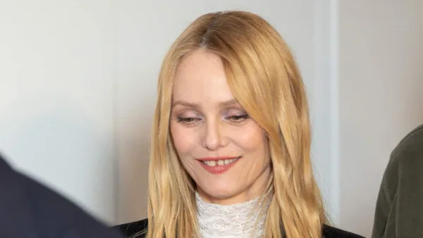 Vanessa Paradis fond en larmes à la télé, sa visite dans "un lieu avec des bons fantômes" lui a valu un gros moment de craquage