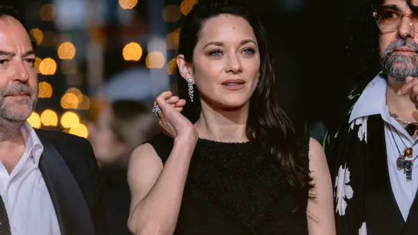 Marion Cotillard, 50 ans, retombe dans un look d’adolescente en voyage à Séoul